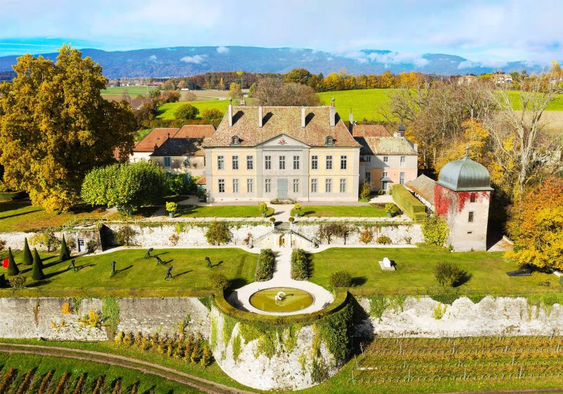 [Image: A serene garden at Château de Vullierens in a peaceful setting.]