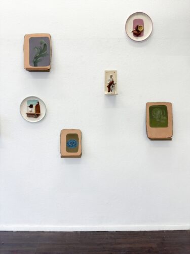 Vasilis-Zografos,-Untitled,-2026,-huiles-sur-biscuit,-Untitled-2024,-assemblages-en-céramiques,-diamètre-30cm-et-Untitled-2023,-assemblages