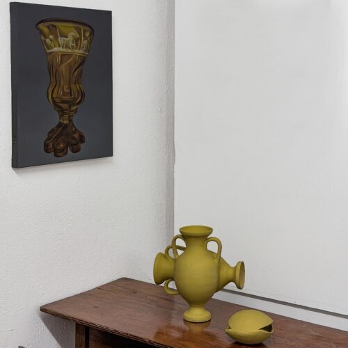 Vasilis-Zografos_Untitled,-2023,-huile-sur-toile,-50-x-40cm-et-Untitled,-2021,-céramique,-27-x-24-x-12cm